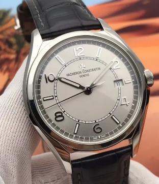 <b>江詩丹頓手表表鏡內出現霧氣是怎么回事？</b>