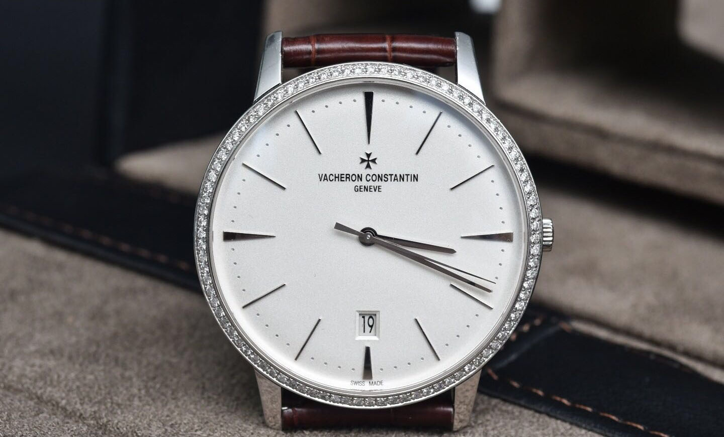 <b>江詩丹頓手表受潮應該怎么辦？</b>